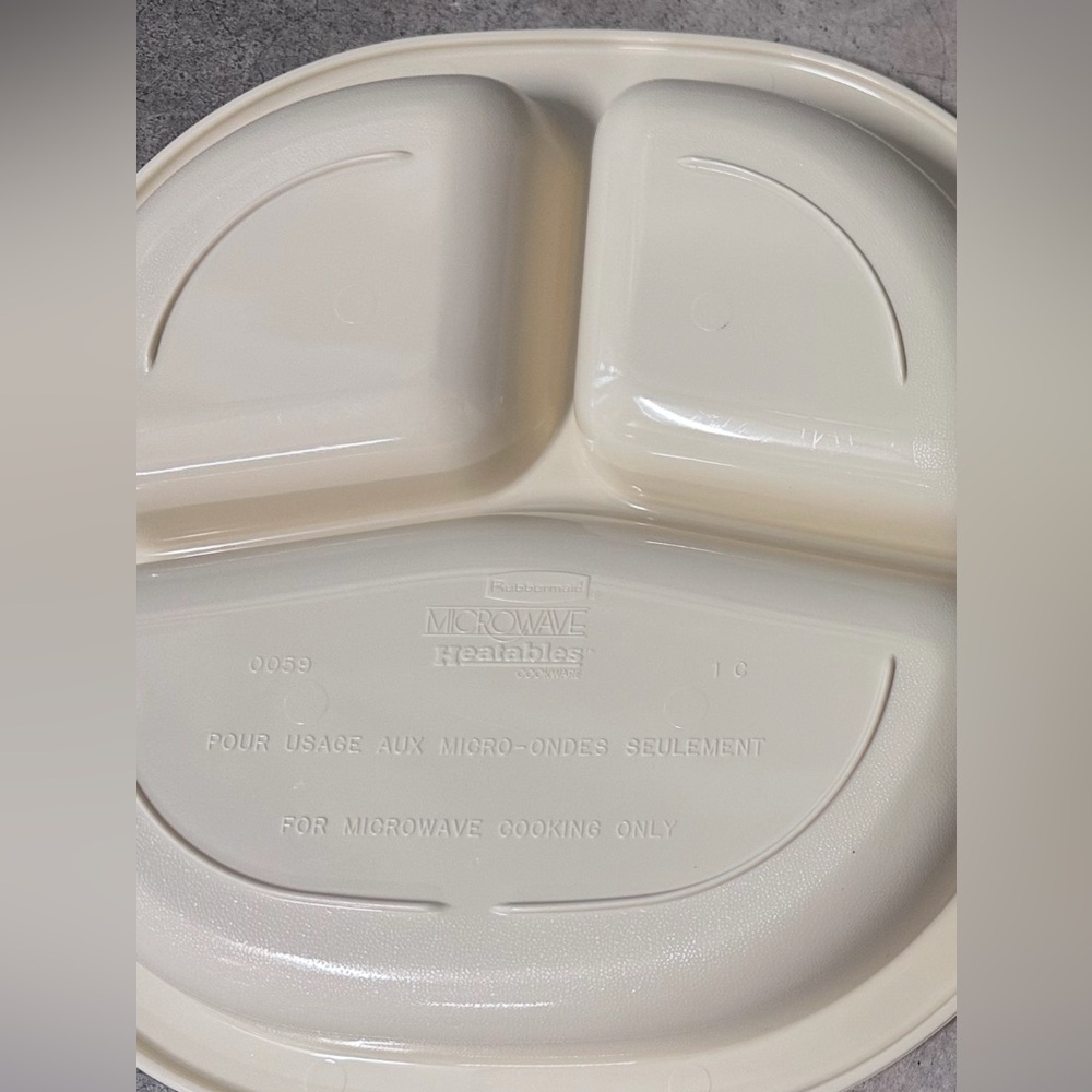 Rubbermaid Divided Dinner Plates - 3-Compartment Serving Plates set of 2 - Picture 3 of 3